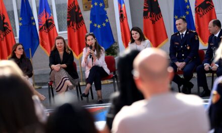 Certifikohen 112 Oficerë të rinj Sigurie, një armatë profesionistësh që i shtohen shkollave në mbarë vendin, si një garanci më shumë për rritjen e sigurisë në institucionet arsimore dhe mbrojtjen e fëmijëve