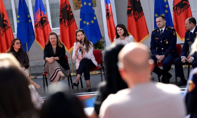 Certifikohen 112 Oficerë të rinj Sigurie, një armatë profesionistësh që i shtohen shkollave në mbarë vendin, si një garanci më shumë për rritjen e sigurisë në institucionet arsimore dhe mbrojtjen e fëmijëve